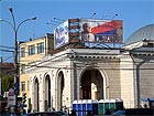 Реклама на крышах вестибюлей станции метро "Парк Культуры"