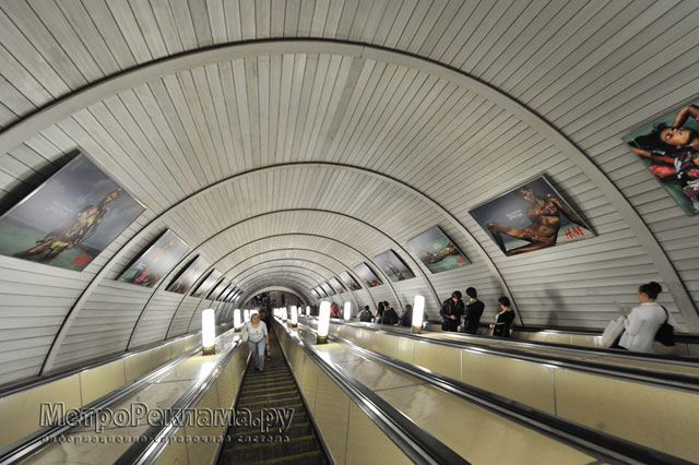 Брендирование на эскалаторных сводах метро является очень эффективным средством продвижения предоставляемых товаров и услуг. Удачное месторасположение Вашей рекламной информации на эскалаторных сводах метро позволяет привлечь внимание огромного числа пассажиров метро.