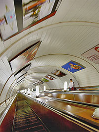 Щитовая реклама на эскалаторных сводах станций метро