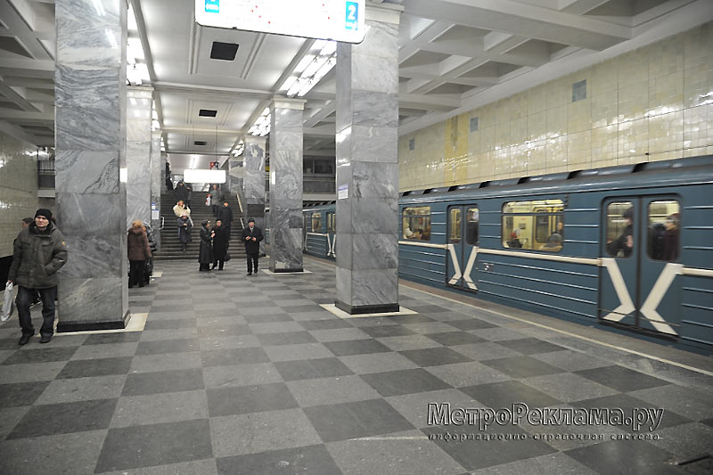 Станция "Сокольники". В центре станционного зала оборудован переходной мостик для входа и выхода пассажиров в город.