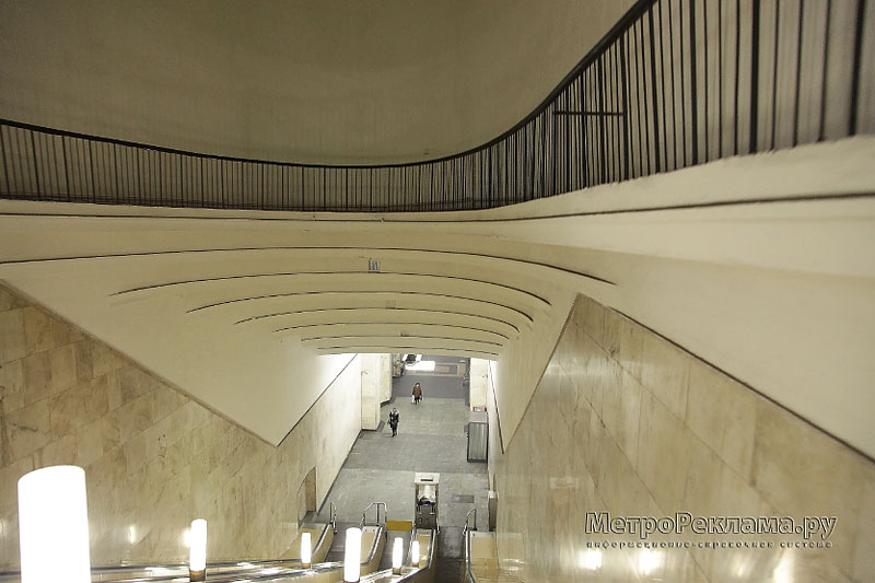  Станция метро "Автозаводская". Южный наземный вестибюль. Эллиптическая арка эскалаторного спуска снаружи обведена узким дуговым балконом. 