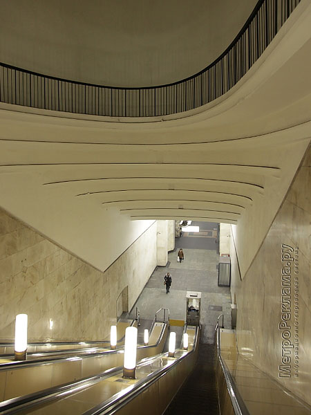  Станция метро "Автозаводская". Южный наземный вестибюль. Эллиптическая арка эскалаторного спуска снаружи обведена узким дуговым балконом. 