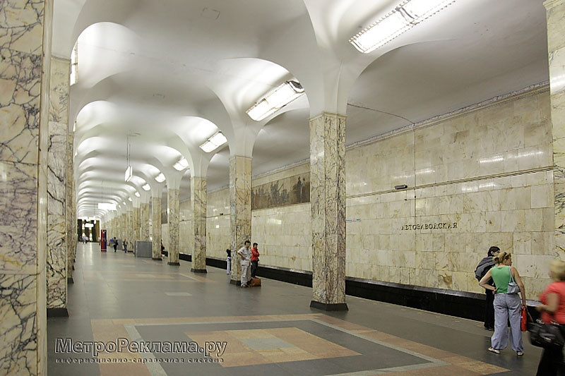  Станция метро "Автозаводская". Высокий и просторный станционный зал.