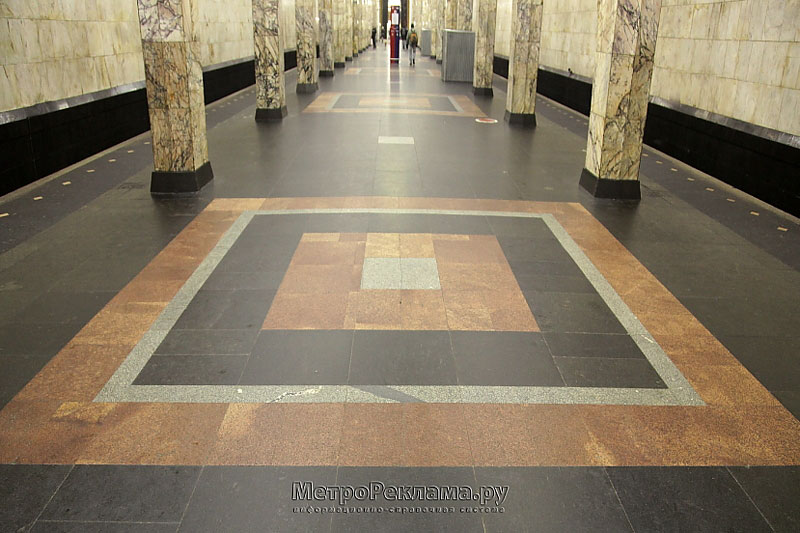  Станция метро "Автозаводская". Высокий и просторный станционный зал. Пол также выложен черным диабазом с простым геометрическим орнаментом из красного и серого гранита.