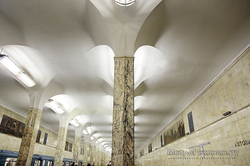Станция "Автозаводская". Станционный зал. Стройная мраморная колоннада переходит в свободные линии сводов, создавая яркое впечатление простора и безграничности.