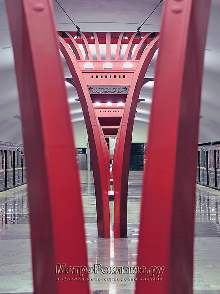 Станция "Алма-Атинская". Станционный зал. Оригинальные осветительные конструкции придают станционному залу свой неповторимый облик
