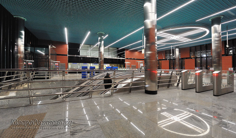 Станция "Алма-Атинская". Наземный вестибюль. Кассовый зал. Зона по выходу пассажиров в город.