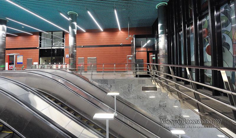 Станция "Алма-Атинская". Наземный вестибюль. Эскалаторный зал. Выход в город.
