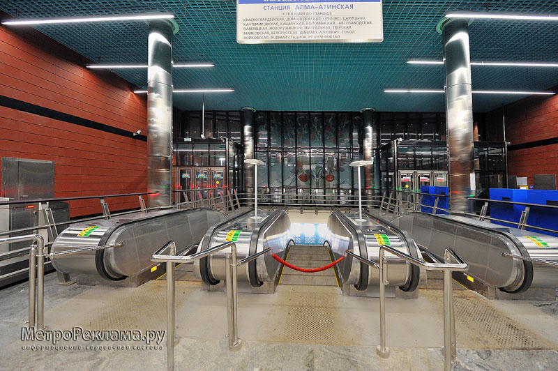 Станция "Алма-Атинская". Наземный вестибюль. Эскалаторный зал.