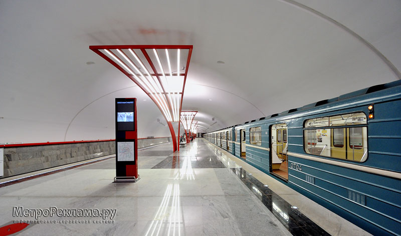 Станция "Алма-Атинская". Станционный зал. Новая информационно-справочная стойка.
