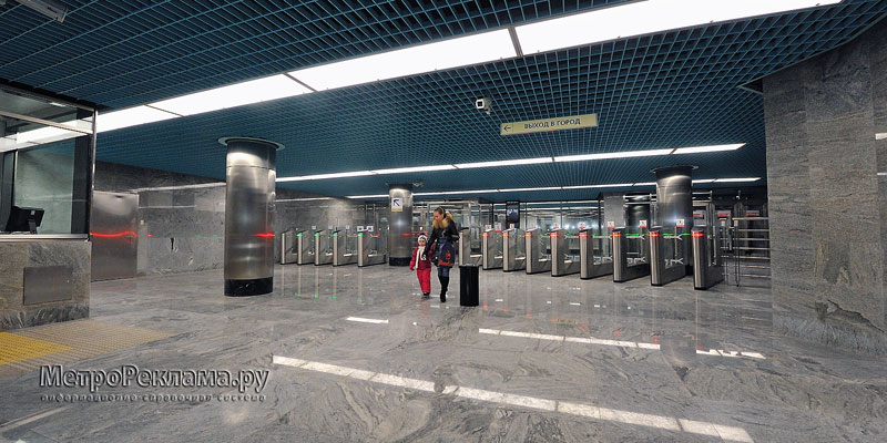 Станция "Алма-Атинская". Северный подземный вестибюль станции. Турникеты по входу пассажиров на станцию