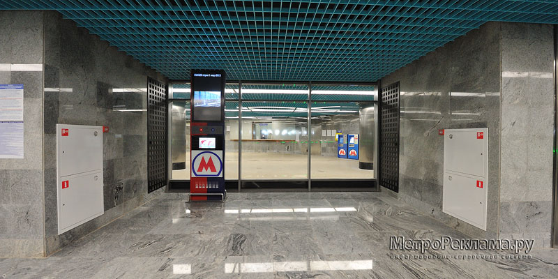 Станция "Алма-Атинская". Северный подземный вестибюль станции. Информационная стойка и вид на просторный кассовый зал.