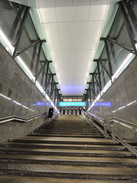 Станция "Алма-Атинская". Северный подземный вестибюль станции. Трёхмаршевые лестничные сходы для входа и выхода в кассовый зал и подземный вестибюль. 