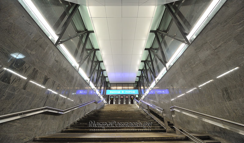Станция "Алма-Атинская". Северный подземный вестибюль станции. Трёхмаршевые лестничные сходы для входа и выхода в кассовый зал и подземный вестибюль. 