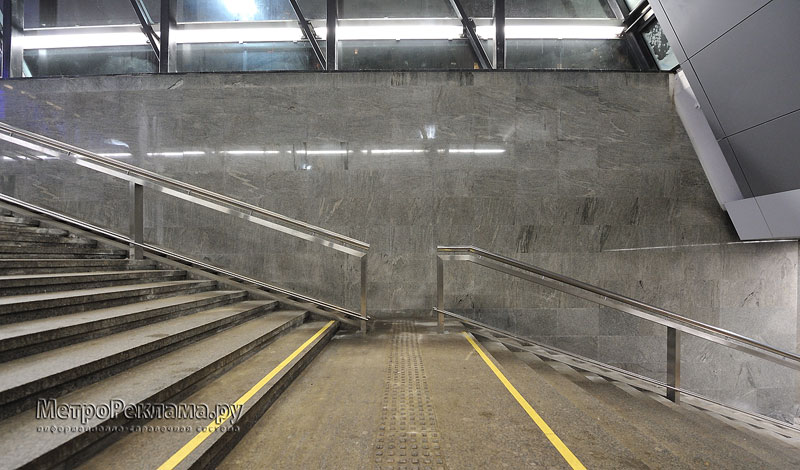 Станция "Алма-Атинская". Северный подземный вестибюль станции. Лестничные сходы оборудованы пандусами для колясок и накрыты ажурными остеклёнными павильонами.