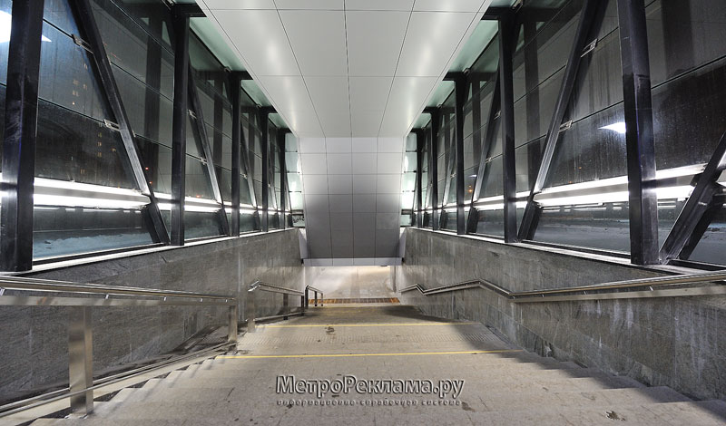 Станция "Алма-Атинская". Северный подземный вестибюль станции. Лестничные сходы оборудованы пандусами для колясок и накрыты ажурными остеклёнными павильонами.