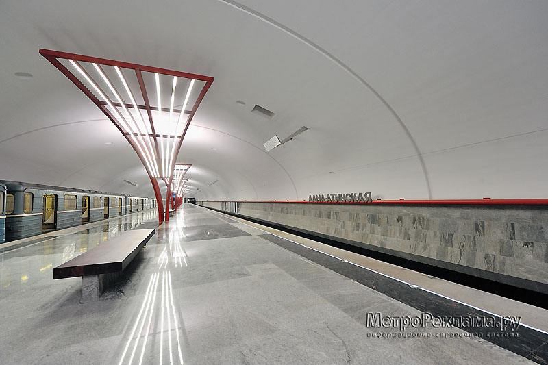 Станция "Алма-Атинская". Станционный зал. Оригинальные осветительные конструкции придают станционному залу свой неповторимый облик