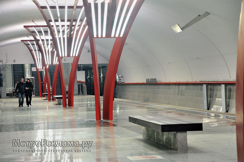Станция "Алма-Атинская". Выход в город через южный наземный вестибюль станции.