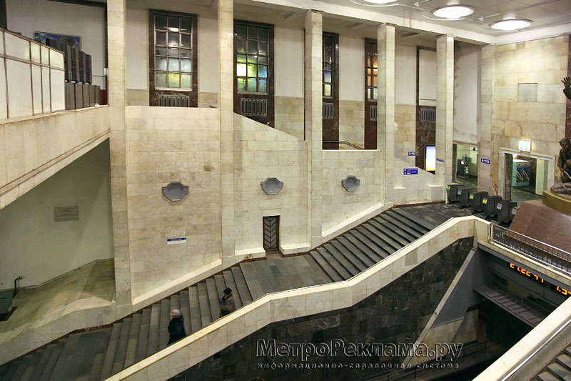 Станция "Партизанская". Высокий просторный станционный вестибюль соединен с посадочными платформами широкими лестницами. для входа и выхода пассажиров
