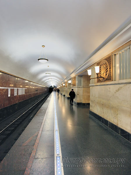 Станция "Электрозаводская". Путевой зал. На кромке посадочной платформы нанесена светящаяся полоса.