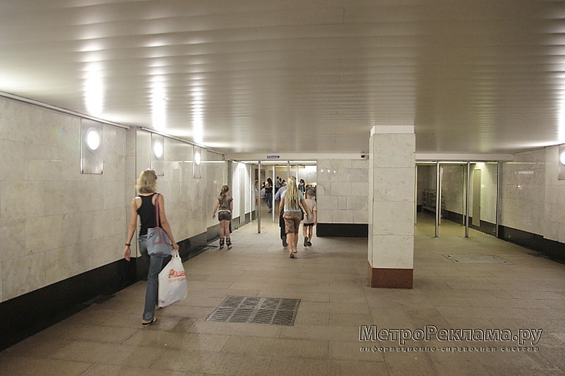 Станция метро "Парк Победы" вход в подземный вестибюль станции из подуличного перехода.
