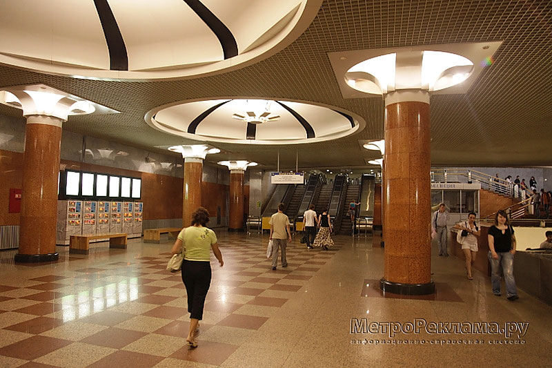 Станция метро "Парк Победы". Аванзал подземного вестибюля станции. Справа лестница по входу пассажиров.