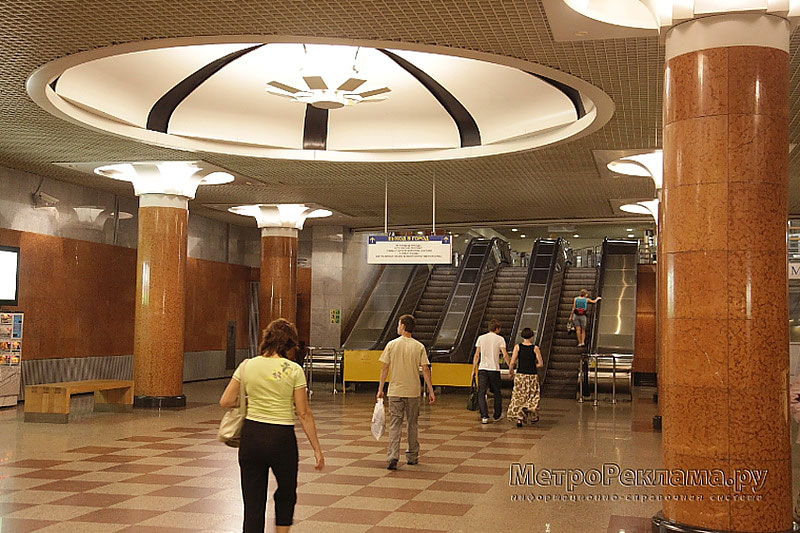 Станция метро "Парк Победы". Аванзал подземного вестибюля станции. Малый эскалаторный наклон.