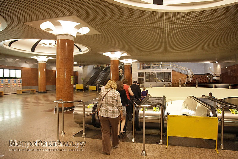 Станция метро "Парк Победы". Аванзал подземного вестибюля станции. Основной (большой) эскалаторный наклон по входу пассажиров в южный зал станции.