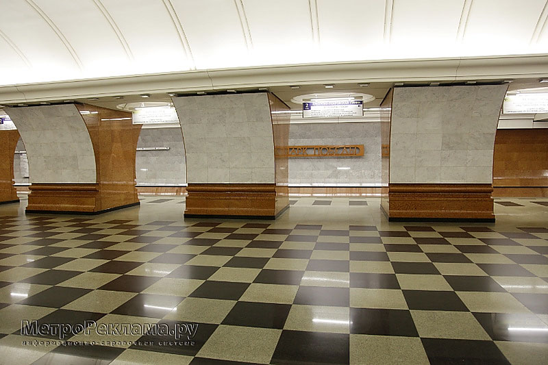 Станция метро "Парк Победы". Южный станционный зал. Полы выложены серым и черным гранитом. Лицевая сторона пилонов и путевые стены облицованы светло-серым мрамором. 