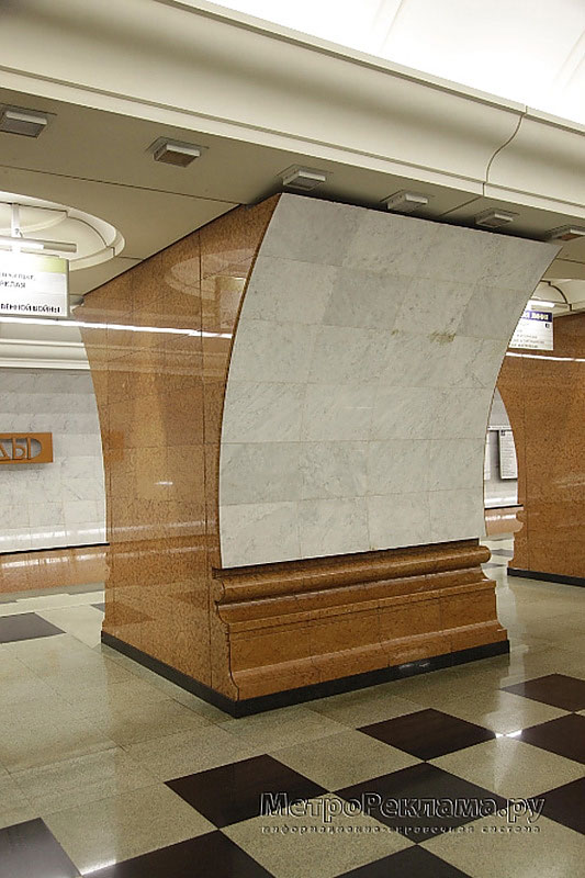 Станция метро "Парк Победы". Южный станционный зал. Лицевая сторона пилонов и путевые стены облицованы светло-серым мрамором, порталы пилонов - коричневым. 