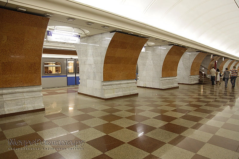 Станция метро "Парк Победы". Северный станционный зал. Переходный мостик в южный зал станции с последующим выходом в город.