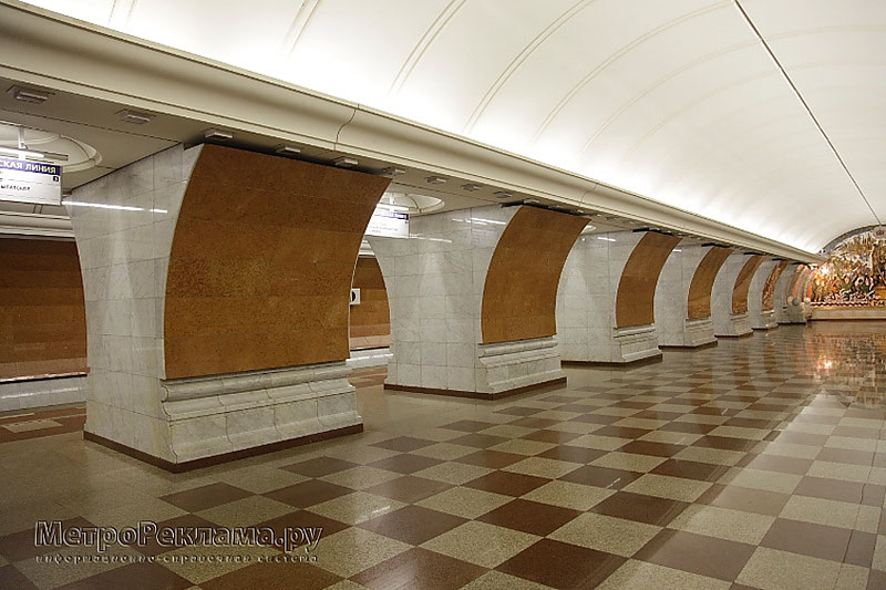 Станция метро "Парк Победы". Северный станционный зал. Справа мозаичное панно.