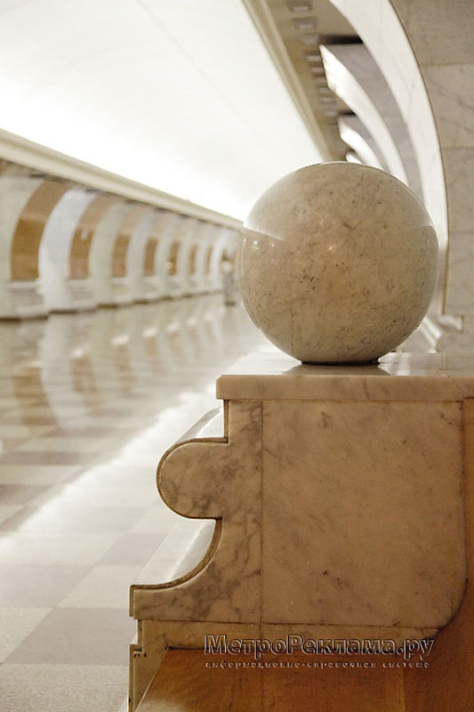 Станция метро "Парк Победы". Северный станционный зал. Скамья с мраморными шарами для пассажиров.