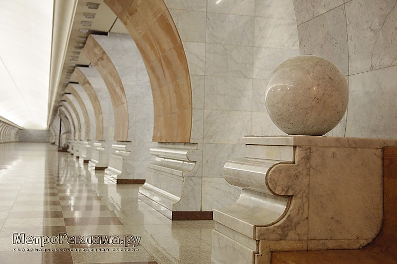 Станция метро "Парк Победы". Северный станционный зал. Скамья с мраморными шарами для пассажиров.