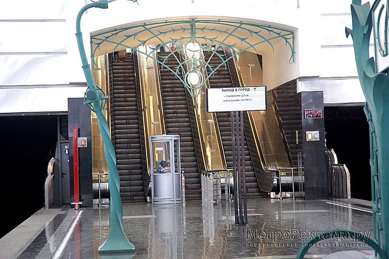 Станция метро "Славянский бульвар". Эскалаторный наклон для входа и выхода пассажиров к Рублевскому шоссе и Кутузовскому проспекту.