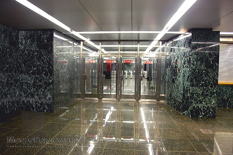 Станция метро "Славянский бульвар". подземный вестибюль, выход пассажиров в город. Стекло-металлические двери.