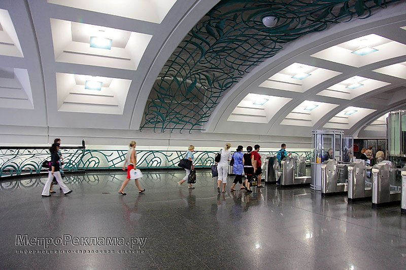 Станция метро "Славянский бульвар" восточный вестибюль, турникеты по выходу в город.