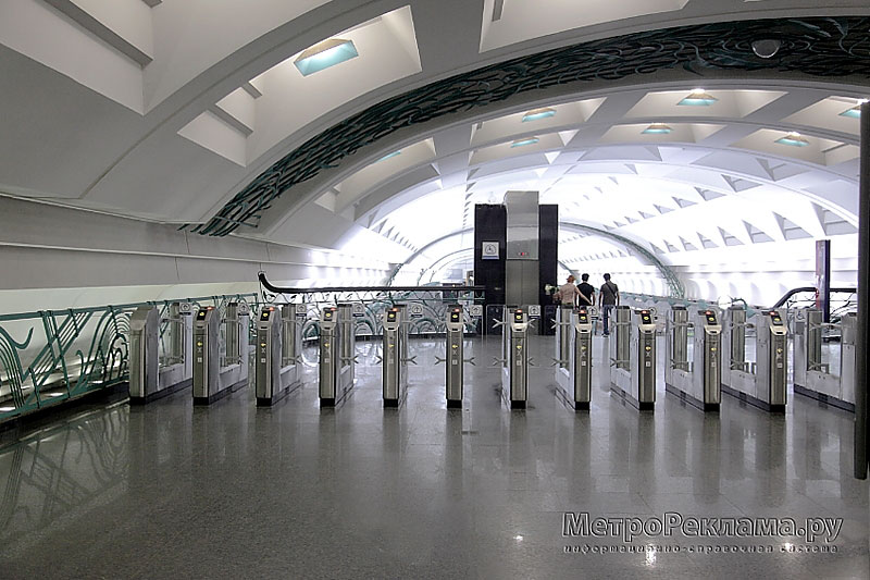 Станция метро "Славянский бульвар" восточный вестибюль, турникеты по входу пассажиров на станцию..