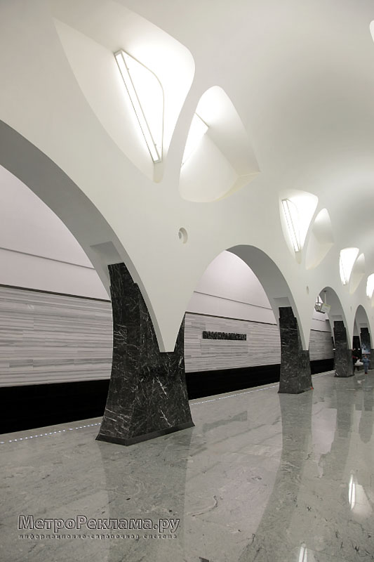 Станция "Волоколамская". Простор станционного зала достигнут за счёт увеличенного до 9 метров шага опорных колонн.