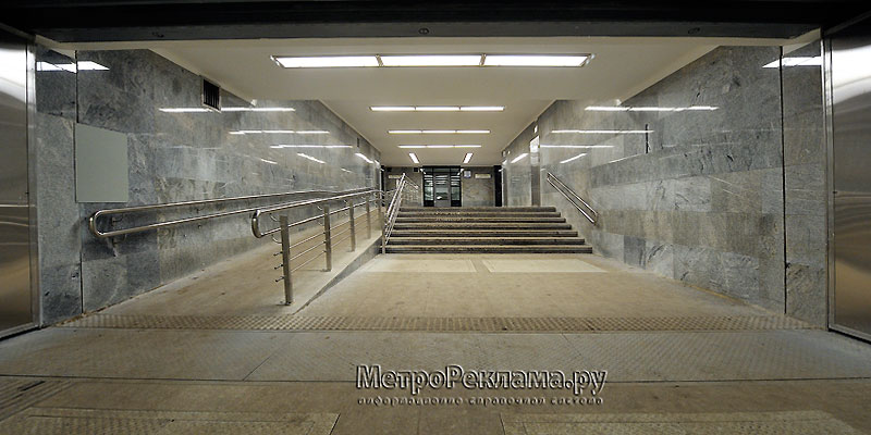 Станция "Пятницкое шоссе". Южный подземный вестибюль. Подуличный переход, выход в город из кассового зала. Слева пандус для маломобильных пассажиров.