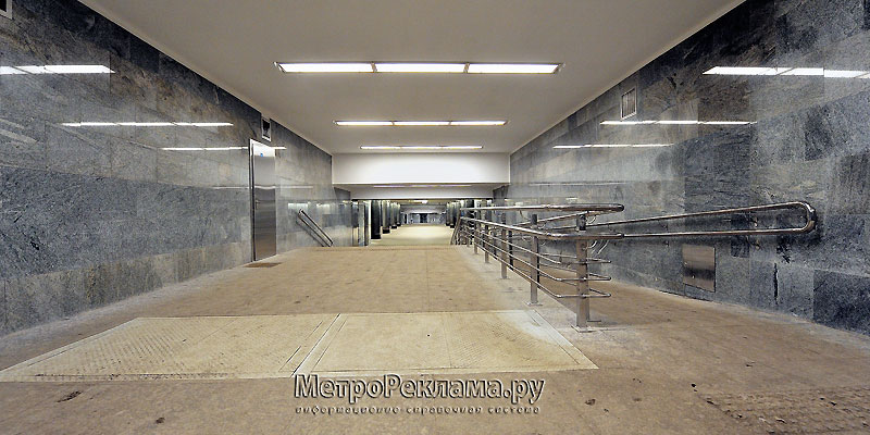 Станция "Пятницкое шоссе". Южный подземный вестибюль. Подуличный переход, вход в кассовый зал. Справа пандус для маломобильных пассажиров.