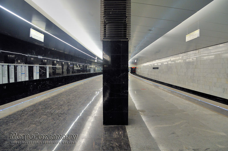 Станция "Пятницкое шоссе". Колористическое решение станционного зала - это контраст светлой и тёмной облицовки. Платформенные стены, расположенные по внутренней дуге, облицованы светлым мрамором; стены, расположенные по внешней дуге, облицованы мрамором чёрного цвета. 