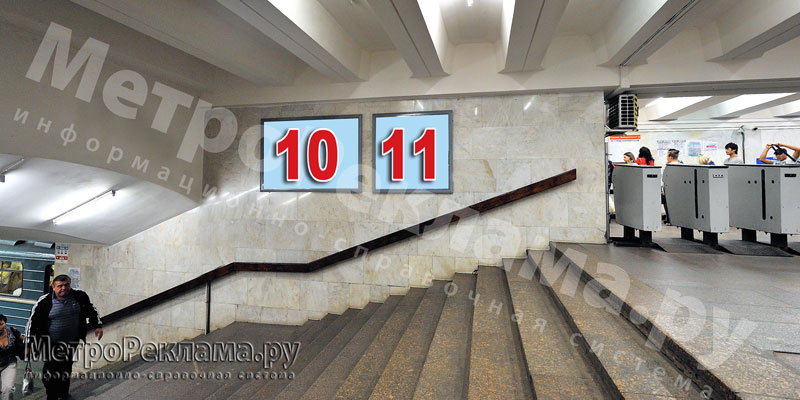 Станция "Бабушкинская". Северный подземный вестибюль станции. Лестница по входу/выходу пассажиров из станционного зала в подземный вестибюль. Несветовые щиты, рекламные места№№10, 11.