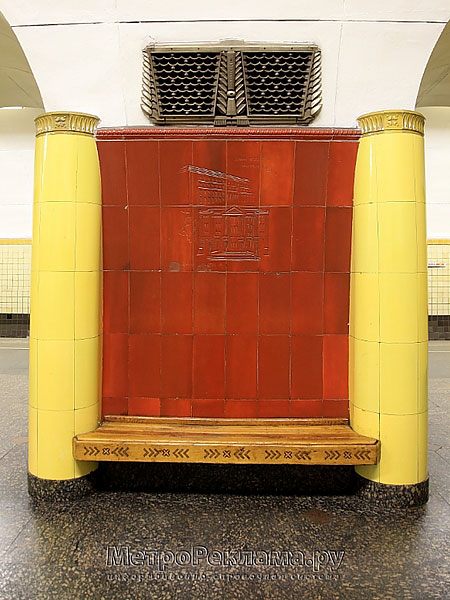 Станция метро "Рижская" станционный зал. В нишах пилонов выполнены барельефы с видами города Риги из  латвийской керамики.
