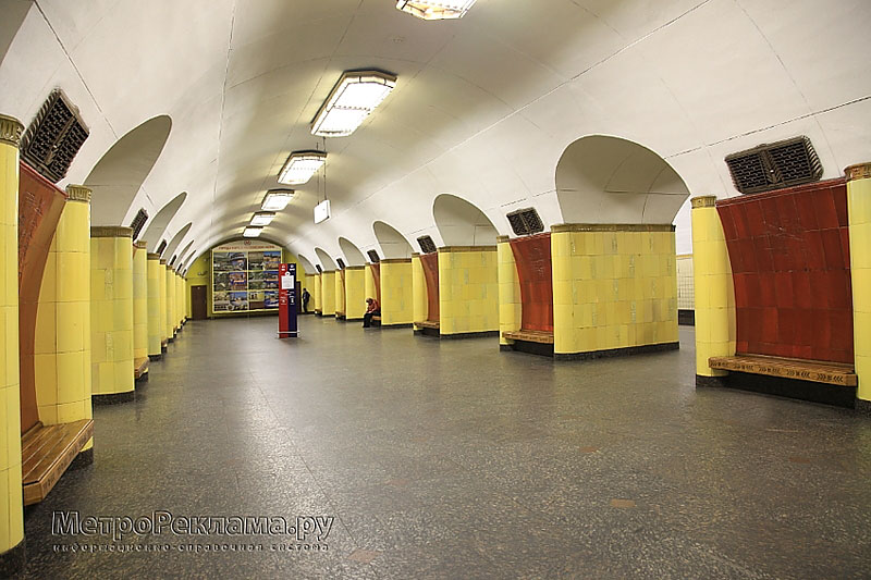 Станция метро "Рижская", станционный зал.  У торцевой стены установлено информационное панно "Города мира в Московском метро"
