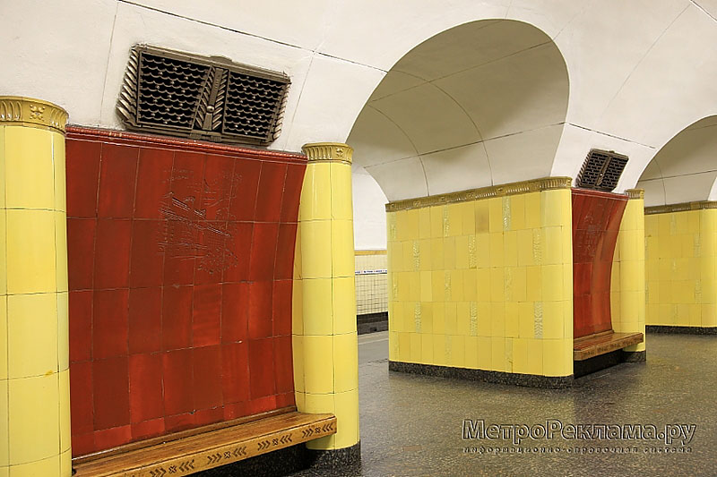Станция метро "Рижская", станционный зал. Скамья для пассажиров.