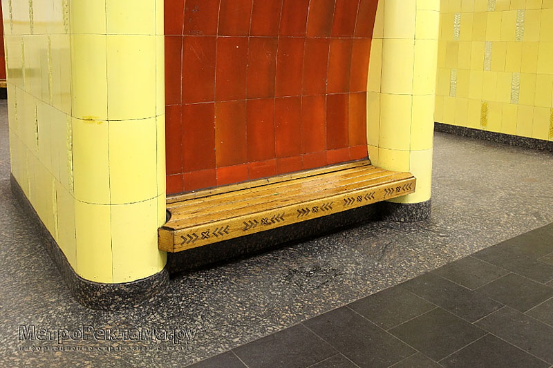 Станция метро "Рижская". Станционный зал. Путевая платформа. Скамья для отдыха пассажиров. 