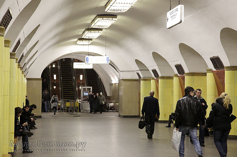Станция метро "Рижская". Станционный зал. Для выхода в город используется трёхленточный эскалаторный наклон.
