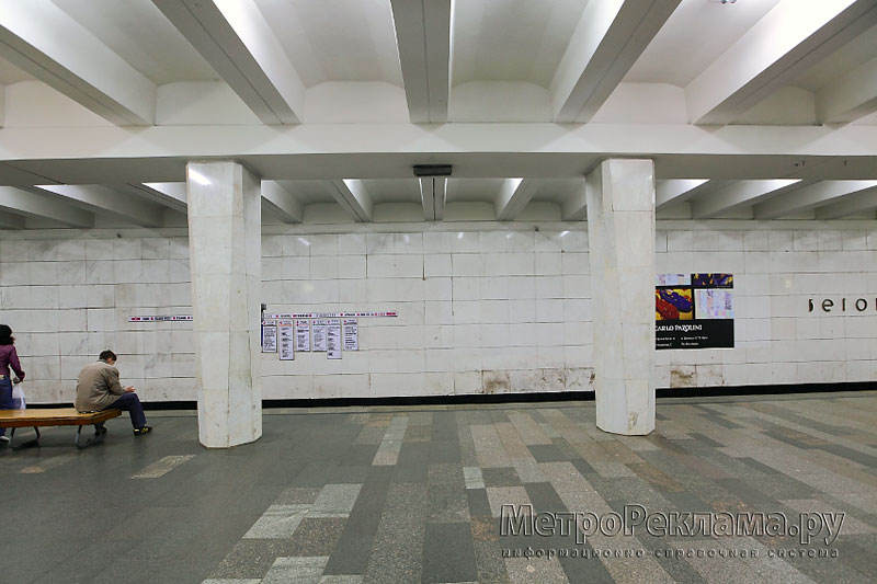 Станция "БЕГОВАЯ". Станционный зал. Скамья для пассажиров около первого и последнего вагонов.