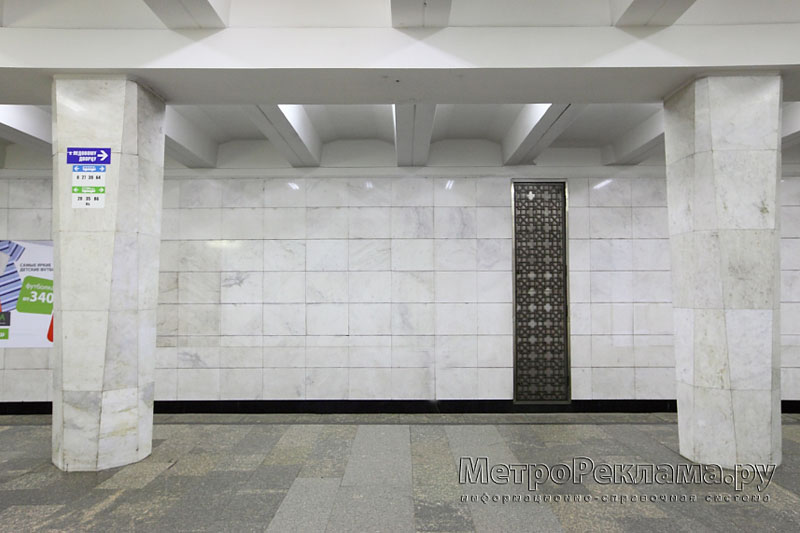Станция "БЕГОВАЯ".  Путевая стена. Декоративная литая решёнка с геометрическим орнаментом.